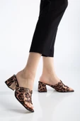 Büyük Beden Kadın Topuklu Terlik Leopar Saten Yüzlü Taşlı Tokalı thumbnail 2