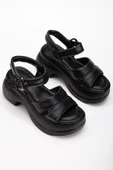 Kadın Dolgu Topuk Sandalet Siyah 2 Kalın Bantlı cilt thumbnail 1