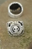 Eskitme Gümüş Renk Metal Kuru Kafa Tasarım Ayarlamalı Erkek Yüzük - 1