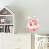 Pembe Bulutlar Arasında Uyuyan Pembe Yeleli Sevimli Aslan Yavrusu Duvar Çıkartması - 1