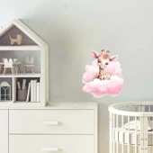 Pembe Bulutlar Arasından Bakan Sevimli Zürafa Duvar Çıkartması thumbnail 1