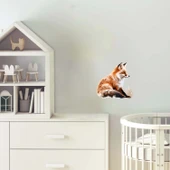 Otların Arasında Oturan Tilki Duvar Sticker'ı thumbnail 1