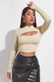 Kadın Ekru Göğüs Dekolteli Uzun Kollu Cut Out Crop Top Bluz - 1