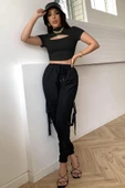 Kadın Siyah Göğüs Dekolteli Yarım Kollu Cut Out Crop Top Bluz - 4