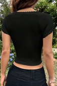 Kadın Siyah Göğsü ve Kolları Dantelli Fiyonklu Kısa Kol Crop Top Bluz - 2