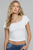 Kadın Beyaz Göğsü ve Kolları Dantelli Fiyonklu Kısa Kol Crop Top Bluz - 3