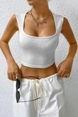 Kadın Beyaz Kare Yaka Kalınlaşan Omuz Detaylı Crop Top Bluz - 3