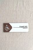 Engelli WC Kapı Tabelası – MDF Tuvalet Yönlendirme Levhası | 19x7 cm Çift Katmanlı - 1