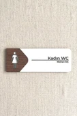 Kadın WC Kapı Tabelası – MDF Tuvalet Yönlendirme Levhası | 19x7 cm Çift Katmanlı - 1