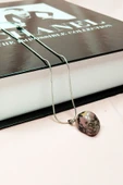 Rodonit Doğal Taşı Zincirli El Yapımı Kolye Uç: 2 cm Zincir: 20 cm Kutulu thumbnail 5