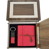 Özel Ahşap Kutulu Kırmızı Deri Defter ve Anahtarlık Seti thumbnail 1