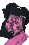 Kız Çocuk Wednesday Baskı Figürlü ve Yazı Baskılı Penye T-Shirt Mor Şortlu Takım thumbnail 5