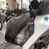 Versys 650 2025 ile Uyumlu Kaydırmaz 6D Karbon 22 Parça Tank Pad Seti GC59 thumbnail 2