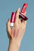 NIVEA Dudak Bakım Kremi Ve Dudak Parlatıcı 4.8gr, Çilek Kokusu, 24 Saat Nemlendirici, Hafif Kırmızı Işıltı - 4