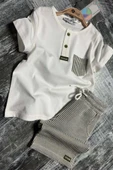 Erkek Çocuk Kapak Cepli Düğme Detaylı Beyaz T-Shirt Çizgili İp Detaylı Şortlu Takım thumbnail 3