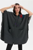 KAPÜŞONLU ÇİÇEK İŞLEMELİ FÜME KADIN PANÇO 24064-2K5 - 6