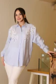 ÇİÇEK İŞLEMELİ MAVİ KADIN GÖMLEK  4454-2Y5 thumbnail 2