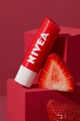 NIVEA Dudak Bakım Kremi Ve Dudak Parlatıcı 4.8gr, Çilek Kokusu, 24 Saat Nemlendirici, Hafif Kırmızı Işıltı - 5