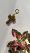 Kahverengi Gold Renkli Haç ve Kılıç Şekil Gold Aksesuarlı Anahtarlık El Yapımı Epoksi Hediyelik MDL1 thumbnail 1