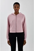 Kadın Sol Göğsü Logo Detaylı Cepli Kapüşonlu Sweatshirt - 1
