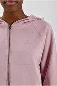 Kadın Sol Göğsü Logo Detaylı Cepli Kapüşonlu Sweatshirt - 4