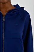 Kadın Sol Göğsü Logo Detaylı Cepli Kapüşonlu Sweatshirt - 8
