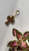 Kahverengi Gold Renkli Haç ve Kılıç Şekil Gold Aksesuarlı Anahtarlık El Yapımı Epoksi Hediyelik MDL3 thumbnail 3
