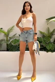 Kadın Etek Ucu Püsküllü Yıpratmalı Denim Mini Şort - 1