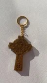 Kahverengi Gold Renkli Haç ve Kılıç Şekil Gold Aksesuarlı Anahtarlık El Yapımı Epoksi Hediyelik MDL2 - 1