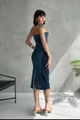 Çift Renkli Kısa Yırtmaçlı Diz Altı Denim Elbise - 4