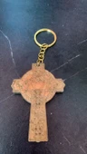 Kahverengi Gold Renkli Haç ve Kılıç Şekil Gold Aksesuarlı Anahtarlık El Yapımı Epoksi Hediyelik MDL2 - 3