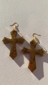 Kahverengi Gold Renkli Haç ve Kılıç Şekil Gold Aksesuarlı Küpe El Yapımı Epoksi Hediyelik MDL1 - 7