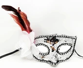 Gümüş Renk Yandan Tüylü Güllü Gümüş Taşlı Pullu Maske 20x22 Cm - 1