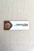 Uygulama Odası Kapı Tabelası – MDF Yönlendirme Levhası | 19x7 cm Çift Katmanlı - 1