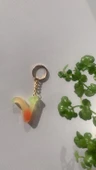 Rengarenk V Harf Şekilli Gold Aksesuarlı Anahtarlık Epoksi El Yapımı Hediyelik thumbnail 1