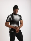 Erkek Siyah Desenli Triko Tişört – Kısa Kollu, Slim Fit - 4