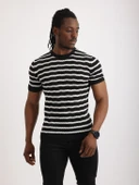 Erkek Siyah Desenli Triko Tişört – Kısa Kollu, Slim Fit - 1