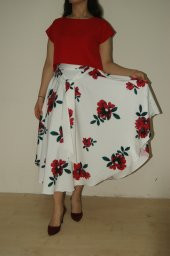 Kırmızı çiçekli beyaz etek kırmızı crop kombin - 1