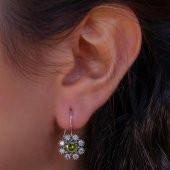 Elmas Tasarımlı Beyaz Yeşil Zirkon Taşlı Çengelli 925 Ayar Gümüş Çiçek Küpe thumbnail 1