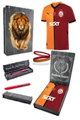 Galatasaray Orijinal 24/25 Parçalı 5 Yıldızlı Forma Uçlu Kalem + Bileklik Set Aslan Baskı Ahşap Kutu thumbnail 1
