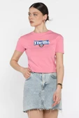 Pembe Bisiklet Yaka Baskılı Kadın Tişört - 1
