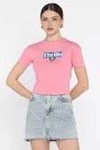 Pembe Bisiklet Yaka Baskılı Kadın Tişört - 2