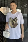 Beyaz Ön Leopar Desen Kalp Baskılı Bisiklet Yaka Kadın Tişört - 1