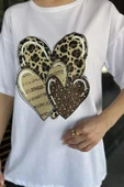 Beyaz Ön Leopar Desen Kalp Baskılı Bisiklet Yaka Kadın Tişört - 4