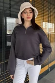Koyugri Dik Yaka Yarım Fermuarlı Şardonlu Kadın Sweatshirt - 2
