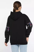 Siyah Kadın Kapüşonlu Kol Nakışlı Kanguru Cepli Şardonlu Sweatshirt - 3
