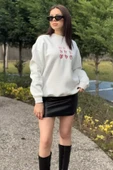 Beyaz Kadın Bisiklet Yaka Kalp Nakışlı Şardonlu Sweatshirt - 2