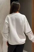 Beyaz Kadın Üç İplik Şardonlu Nakışlı Sweatshirt - 4
