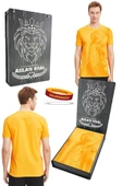 Galatasaray Orijinal Lisanslı Aslan Baskılı Sarı T-Shirt + Bileklik Set Hediyelik Ahşap Kutulu thumbnail 1