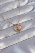 316L Çelik Zincirli Gold Renk Zirkon Taşlı Kalp İçinde Pembe Gül Tasarımlı Kolye - TJ-BKO8864 - 1